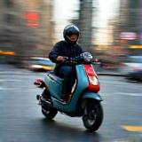 Livreur en scooter en centre-ville